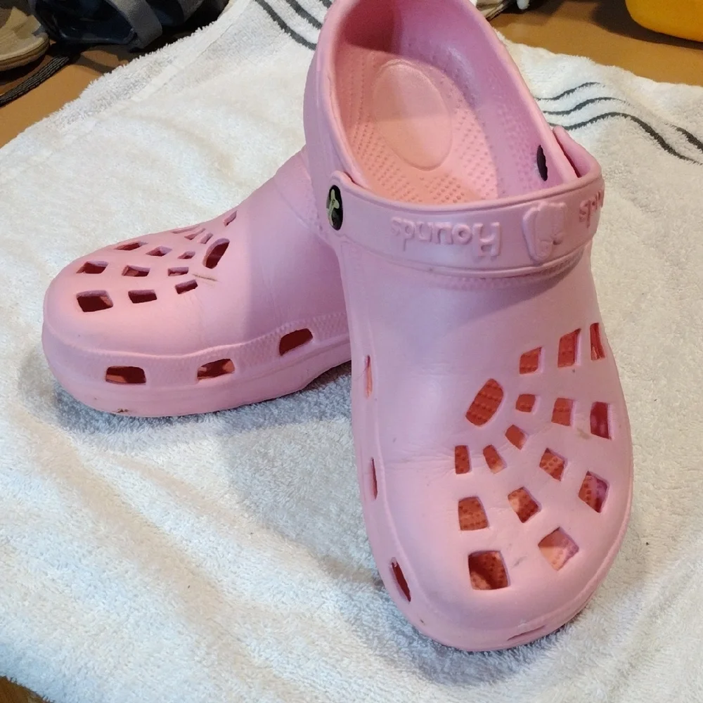 Hounds cozy And Comfortable Pink Perforated Mules with Raised Heel Strap - Picture 2 of 4